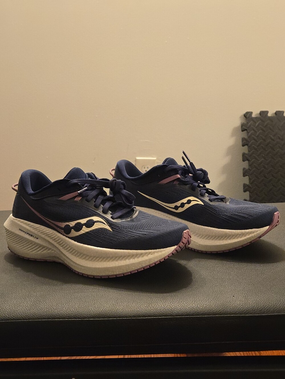 Saucony Triumph 21 Women's Navy with Orchid Pink Running Sneakers Size 8